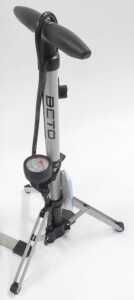 A bicycle repair stand, 83cm high, together with a BETO Cycling Necessity tyre pump with... - 4