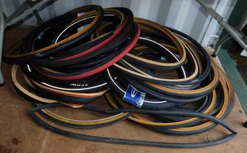 Various bike tyres, including Kenda, Schwalbe, Merida, Schwalbe Stevio, etc. (a quantity)