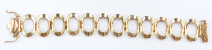 A 9ct gold oval twelve link bracelet, on a snap clasp, 32.6g.