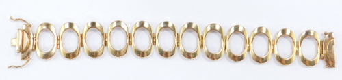 A 9ct gold oval twelve link bracelet, on a snap clasp, 32.6g.