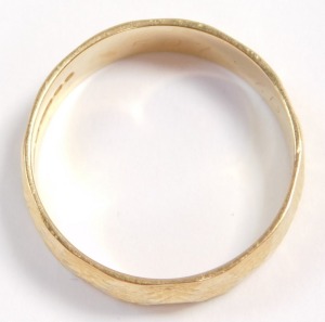 An 18ct gold wedding band, with engraved and faceted decoration, size R, 4.9g. - 4
