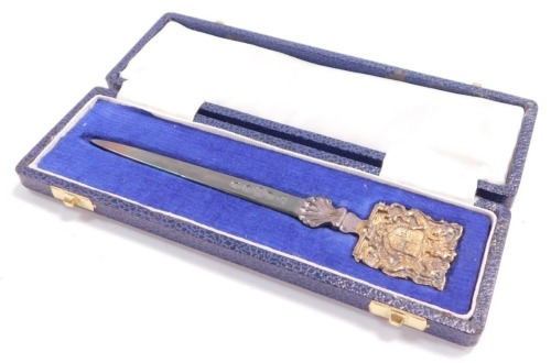 A silver paper knife, with terminal bearing the Coat of Arms of HM Queen Elizabeth II, to Commemorate her Silver Jubilee, cased, Sheffield 1977, 1.62oz.