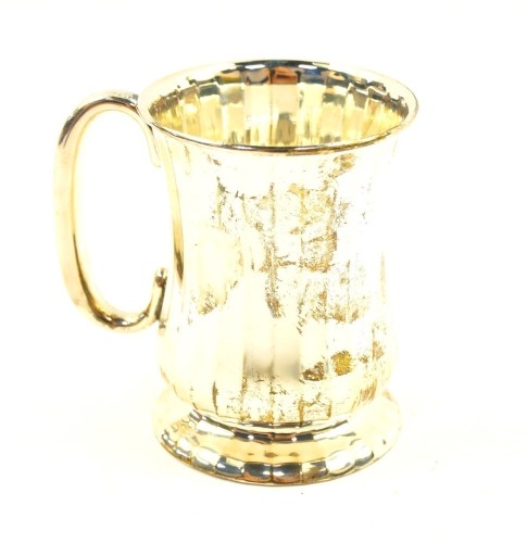 A George V silver christening tankard, of baluster form, with vertical fluting, base presentation engraved, Birmingham 1913, 4.08oz.