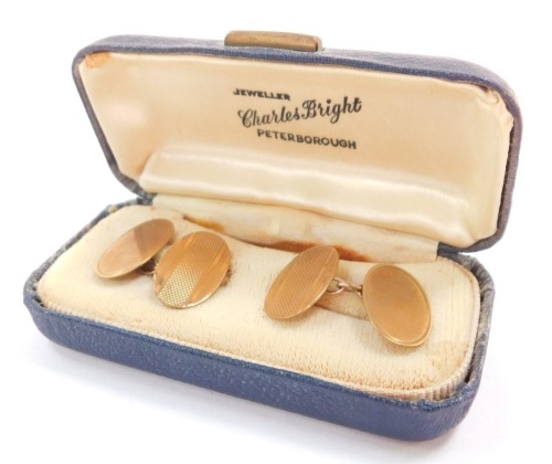A pair of 9ct gold oval chain link cuff links, with engine turned decoration, 2.7g.