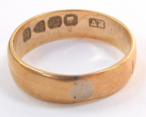 An 18ct gold wedding band, size J, 3.0g.