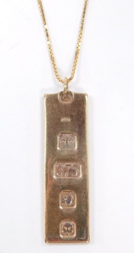 A 9ct gold ingot on a cable link neck chain, on a bolt ring clasp, 17.7g.