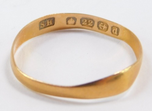 A 22ct gold wedding band, size N, 1.0g.
