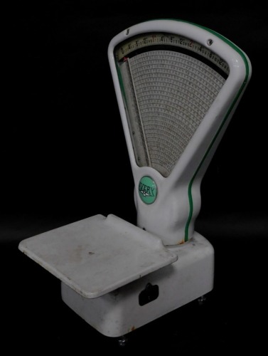 A set of Avery Fan counter scales, to weigh 3lbs.