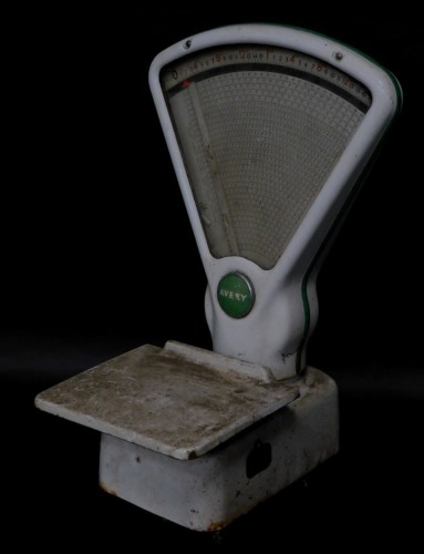A set of Avery Fan counter scales, to weigh 2lbs.