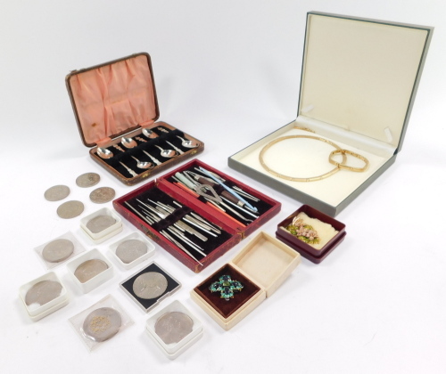 A collection of items, to include costume jewellery, a set of six silver apostle spoons, commemorative crowns, etc. (a quantity)