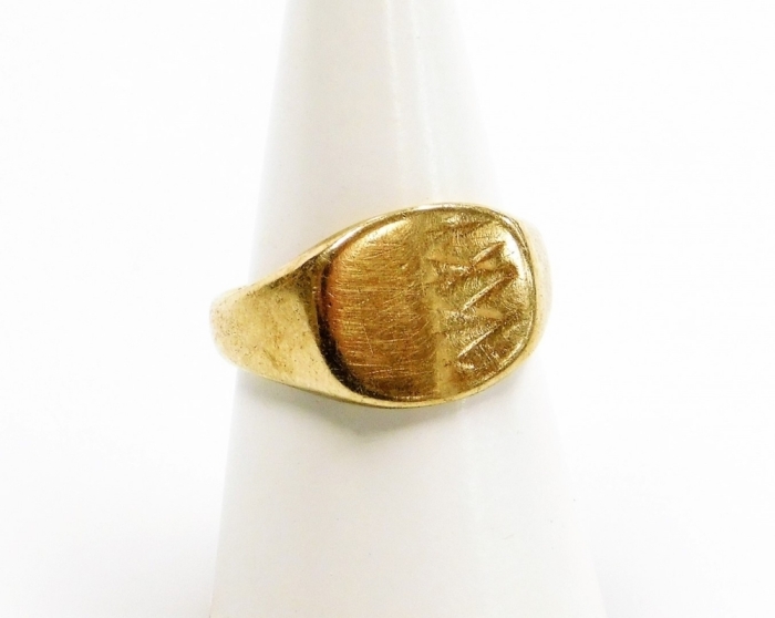 A 9ct gold gents signet ring, with half patterned oval ring head, hallmarks rubbed, 5.2g.