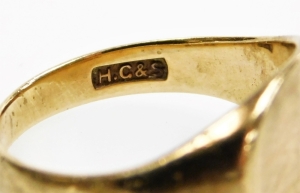 A 9ct gold gents signet ring, with half patterned oval ring head, hallmarks rubbed, 5.2g. - 3