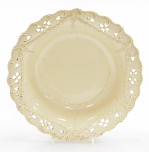 An 18thC Leeds creamware fruit bowl, with reticulated swag and gadrooned border, circa 1780, 22cm diameter.