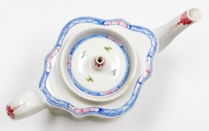 An early 19thC Newhall porcelain teapot, pattern 593, with sprays of mixed flowers, circa 1796-1805, 15cm high. - 3