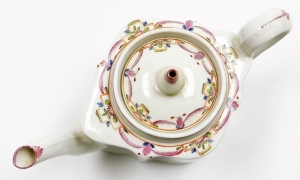 An early 19thC Newhall porcelain teapot, pattern 213, with sprigs of rosebuds and foliage, circa 1796-1805, 15cm high. - 3