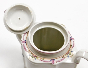 An early 19thC Newhall porcelain teapot, pattern 213, with sprigs of rosebuds and foliage, circa 1796-1805, 15cm high. - 4