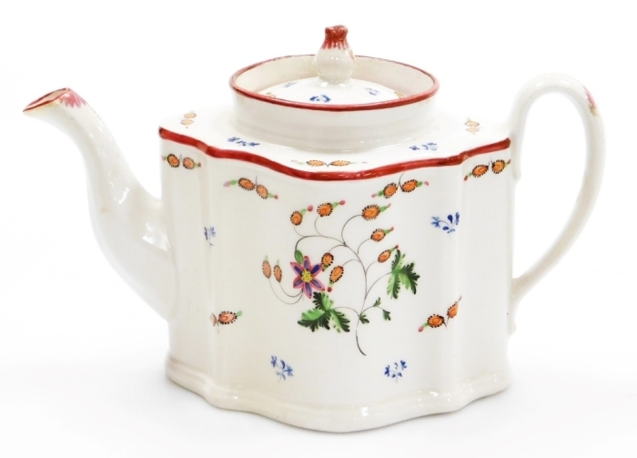 An 18thC Newhall porcelain teapot, pattern 377, with sprigs of flowers, circa 1790, 15cm high.