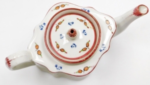 An 18thC Newhall porcelain teapot, pattern 377, with sprigs of flowers, circa 1790, 15cm high. - 3