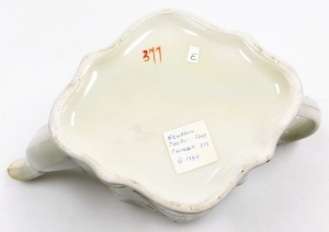 An 18thC Newhall porcelain teapot, pattern 377, with sprigs of flowers, circa 1790, 15cm high. - 5