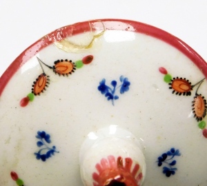 An 18thC Newhall porcelain teapot, pattern 377, with sprigs of flowers, circa 1790, 15cm high. - 6