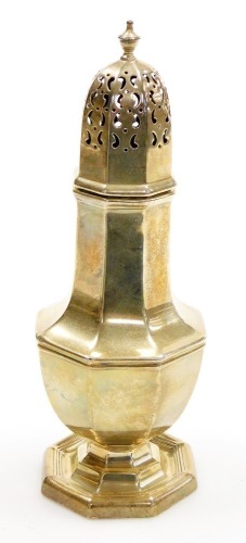An Edward VII silver sugar castor, with urn shaped finial, pierced sifter and shaped body on a pedestal base, Sheffield 1909, 5&frac34;oz, 21cm high. (AF)