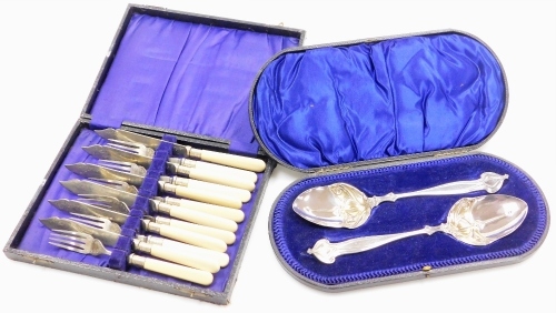 A pair of Art Nouveau silver serving spoons, with decorated bowls in typical Art Nouveau design and shaped handles, in a fitted box, Sheffield 1903, 6&frac14;oz, by Lee & Wigfull (Henry Wigfull), 14cm long, and a set of fish knives and forks with silver plated b
