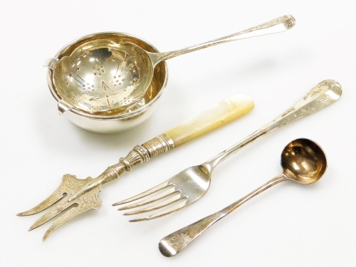 A collection of small silver, to include a small bowl of plain form, Sheffield 1965, 6.5cm diameter, tea strainer, Sheffield 1965, 15cm long, etc., weighable silver 4&frac14;oz.
