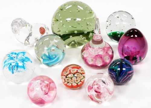 Various paperweights, some boxed, etc., to include Millefiori type and other floral examples, another set with orbs in green, etc. (a quantity)