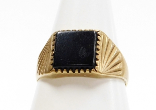 A 9ct gold gents signet ring, with central rectangular black agate panel, with fanned design shoulders, ring size W&frac12;, 3.5g all in.