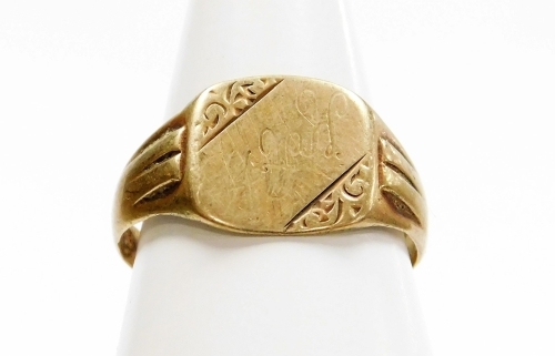 A 9ct gold gents signet ring, with central rectangular shield bearing the initials KAH, with ribbed design shoulders, ring size R&frac12;, 2.8g all in. (misshapen)