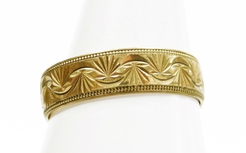 A 9ct gold wedding band, of fanned and ribbed outer design, ring size U, 2.6g.