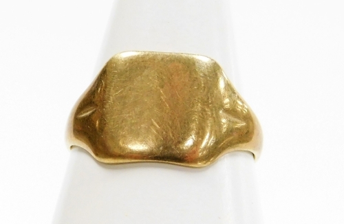 A 9ct gold signet ring, 3.2g. (AF)