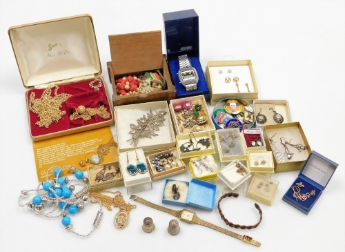 Costume jewellery and effects, beaded necklaces, wristwatches, drop earrings, badges, etc. (1 tray)