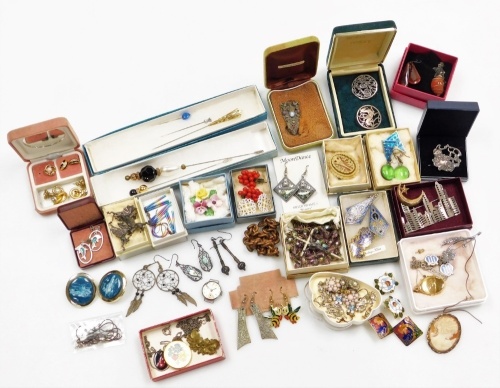 Costume jewellery and effects, hat pins, silver brooches, novelty silver plated New York skyline brooch, etc. (1 tray)
