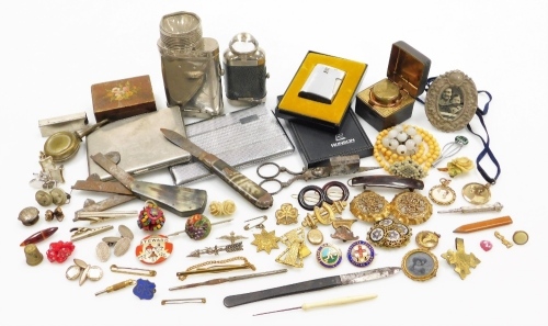 Jewellery and trinkets, to include silver plated cigarette boxes, scent bottles, cased Ronson lighter, one handled pen knife, marcasite and enamel collar studs, treen box, various brooches, gold plated memorial locket pendant, etc. (1 tray)