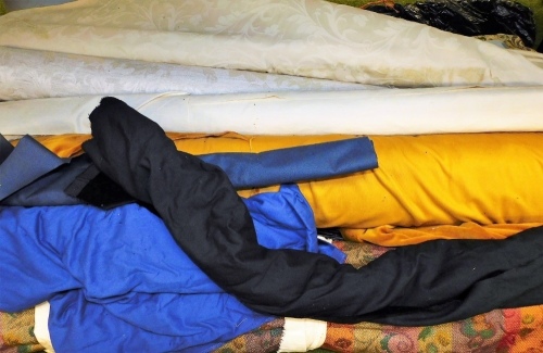 Various rolls of fabric, silk type and other floral and others, various dimensions, etc. (a quantity)