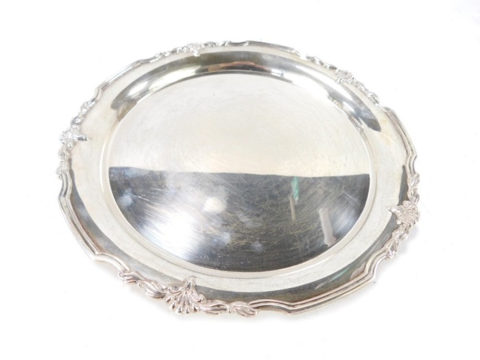 An Elizabeth II silver salver, with a pie crust, floral and foliate embossed border, makers stamp Cooper brothers & Sons Ltd, Sheffield 1986, 17&frac14;oz, 25cm diameter.