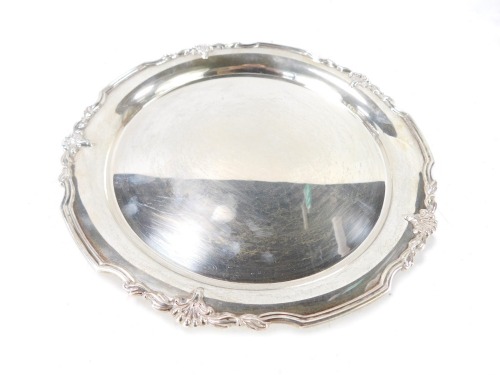 An Elizabeth II silver salver, with a pie crust, floral and foliate embossed border, makers stamp Cooper brothers & Sons Ltd, Sheffield 1986, 17&frac14;oz, 25cm diameter.