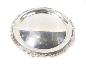 An Elizabeth II silver salver, with a pie crust, floral and foliate embossed border, makers stamp Cooper brothers & Sons Ltd, Sheffield 1986, 17&frac14;oz, 25cm diameter.