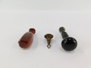A Victorian agate seal, of canted rectangular form, undecorated, 6cm wide, and a late 19thC initialled seal, with a turned wooden handle, 1.5cm wide, and a gilt metal and carnelian intaglio crested seal of two hanging game birds. (3) - 3