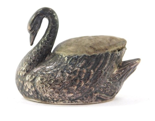 An Edward VII silver pin cushion, modelled as a swan, Birmingham 1906, 5.5cm wide.