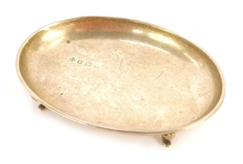 A George VI silver oval pin dish, on claw feet, Birmingham 1946, 1&frac12;oz.