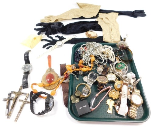 Costume jewellery and trinkets, wristwatches, agate set, hand mirror, perfume bottle, stoppers, cameo brooch, etc. (1 tray)