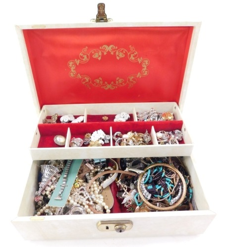 A cream leatherette jewellery box and contents, to include mainly modern jewellery, dress necklaces, clip on earrings, etc. (a quantity)