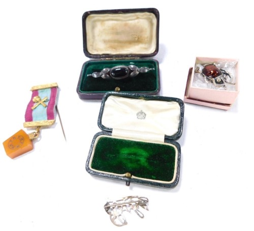 A group of jewellery and trinkets, comprising a Victorian silver Bebe brooch, a silver and amber set beetle brooch, a silver and agate set floral bar brooch, 12.8g all in, and a Masonic medal. (4)