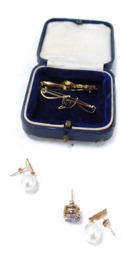 Jewellery and vertu, comprising a 9ct gold wishbone bar brooch, a gold plated bar brooch, a pair of cultured pearl and CZ set 9ct gold earrings, and a single 9ct gold stud, 6.7g all in. (a quantity)