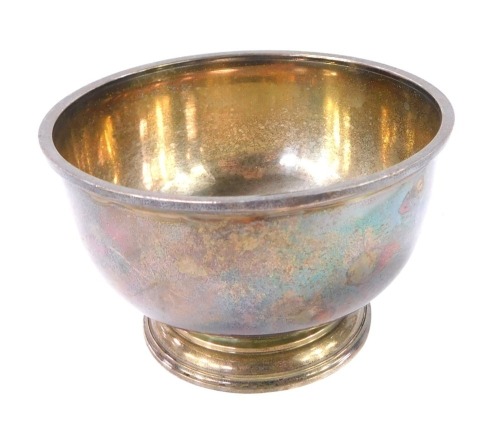An Elizabeth II silver footed bowl, London 1960, 3&frac12;oz, 5cm high.