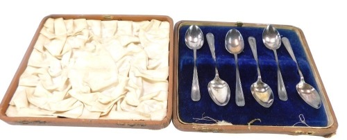 A set of six Edward VII silver teaspoons, Sheffield 1907, 2oz, in fitted case. (AF)