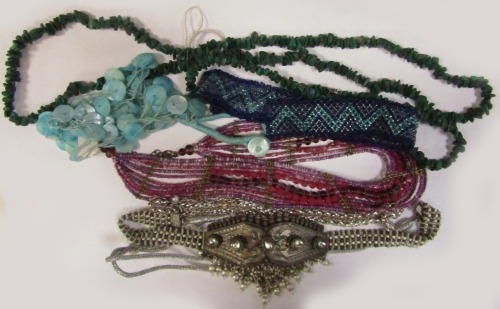 Necklaces, comprising a malachite necklace, coral beaded necklaces, dress necklaces, etc. (1 tray)