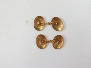 A pair of 9ct gold oval cufflinks, each with engraved decoration on curb link, 4.4g. - 2